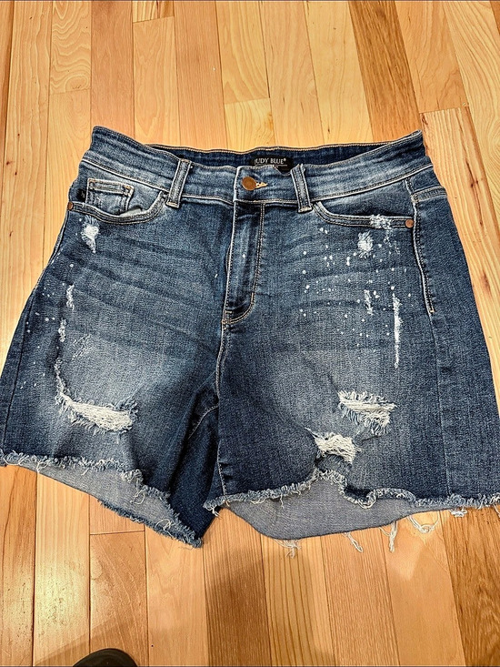 Judy Blue Pants - Judy Blue Mid Rise Distressed Paint Splatter Denim Shorts. Size XL